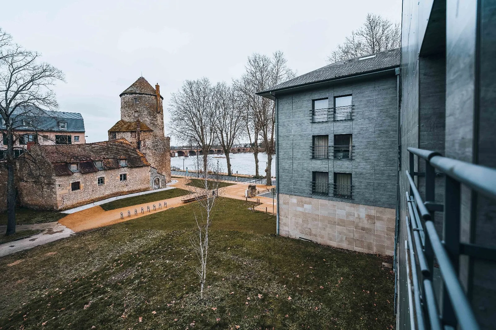 La résidence étudiante Zenao à Nevers, façade côté Loire, avec la tour Goguin et le pont en arrière-plan