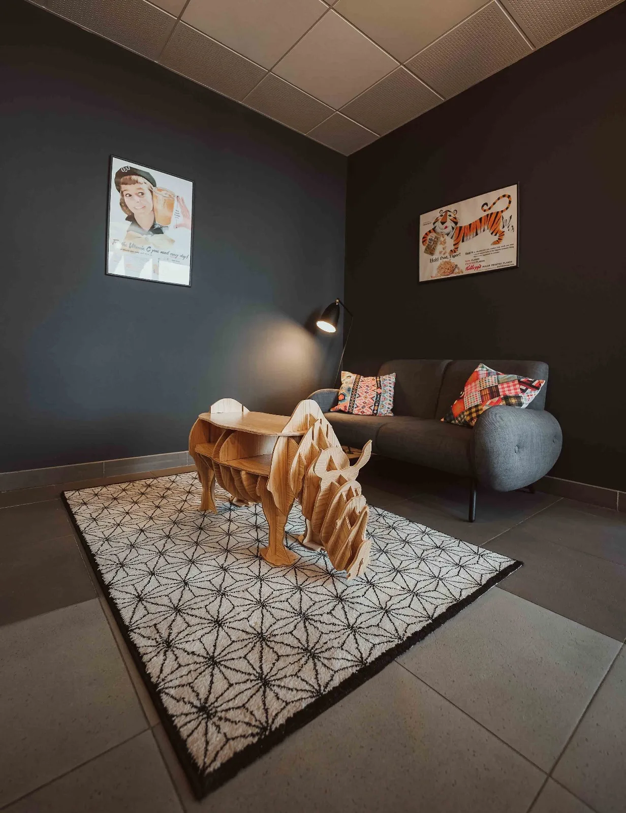 Studio meublé de la résidence Zenao Nevers, coin salon et tapis graphique
