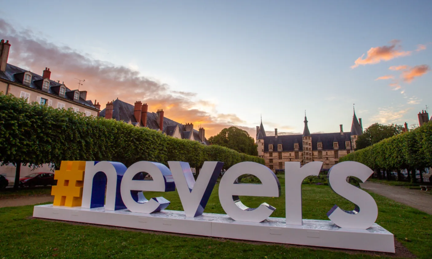 Le panneau #nevers devant le palais ducal, au crépuscule