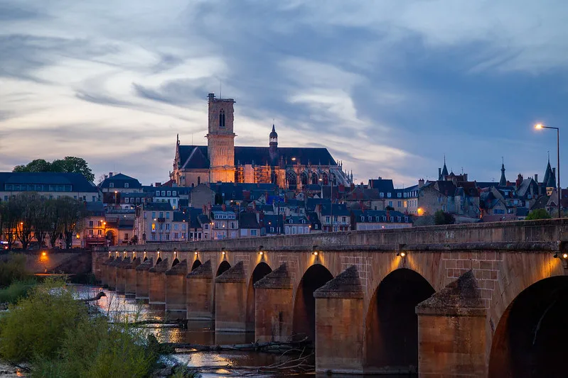 Vue de Nevers au crépuscule : la cathédrale et le pont sur la Loire