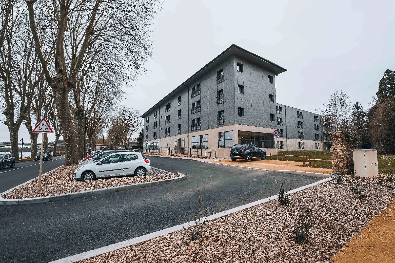 Le parking de la résidence étudiante Zenao Nevers Quai de Loire